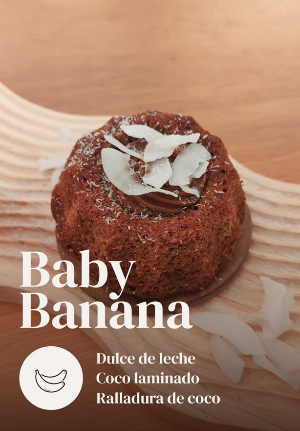 Baby Banana Bread con coco laminado, ralladura de coco y dulce de leche