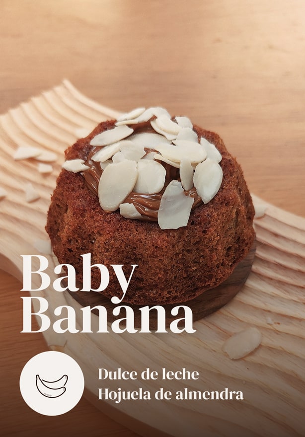 Baby Banana Bread con hojuelas de almendra y dulce de leche