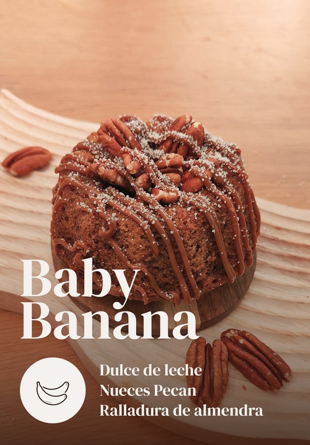 Baby Banana Bread con nueces Pecan, dulce de leche y ralladura de almendra